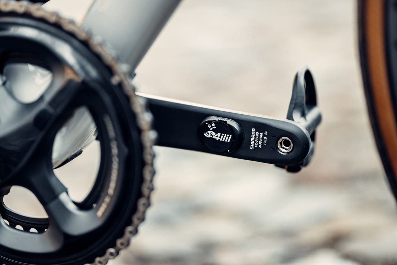 エンデュレース CF SL Disc 8 Aeroには、ミドルクラスの価格帯で初となるこの4iiiiパワーメーターを標準装備 Copyright: Canyon