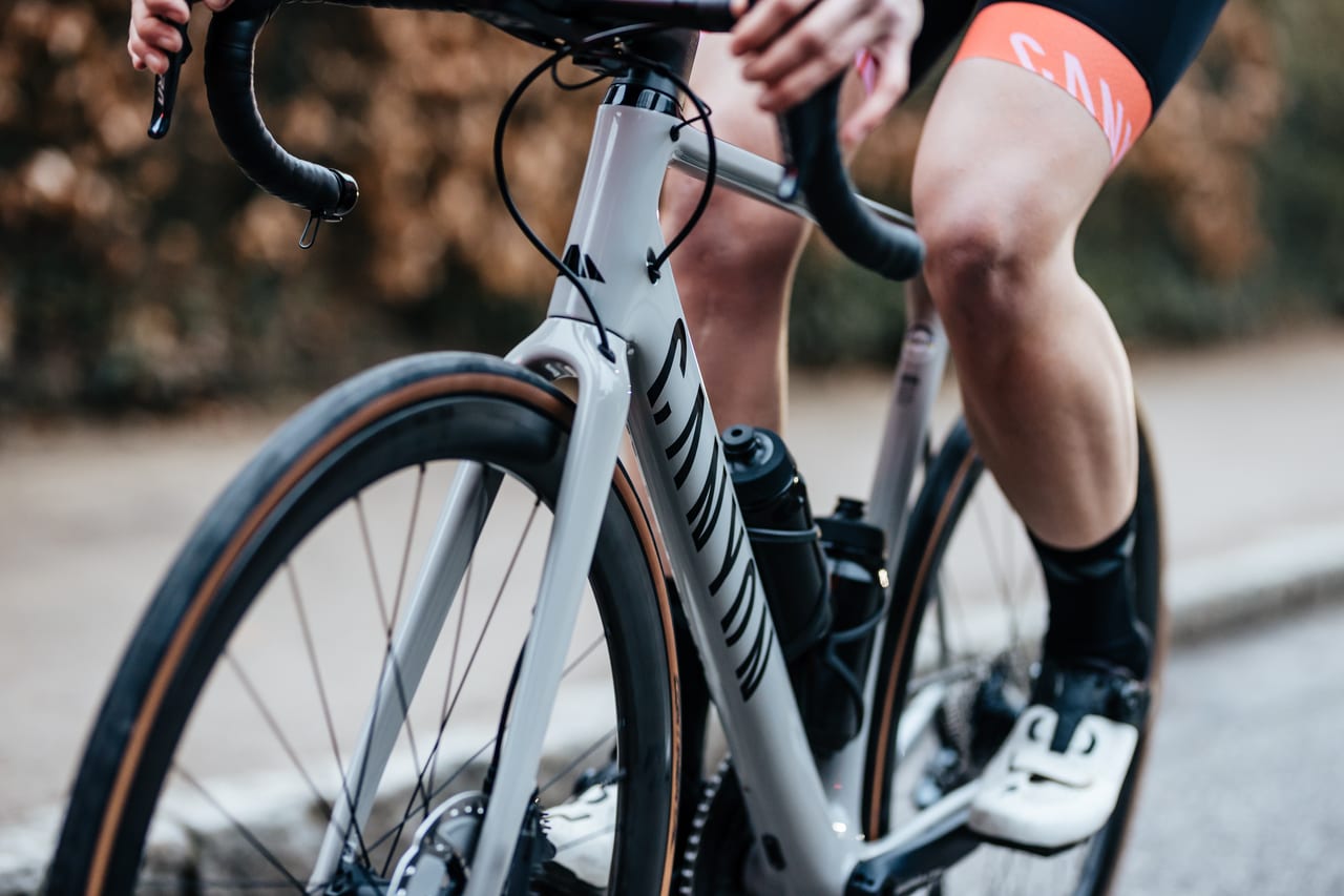 エンデュレース CF SL Disc 新色ステルスグレー。エンデュレース CF SLX Disc カラーは継続展開 Copyright: Canyon