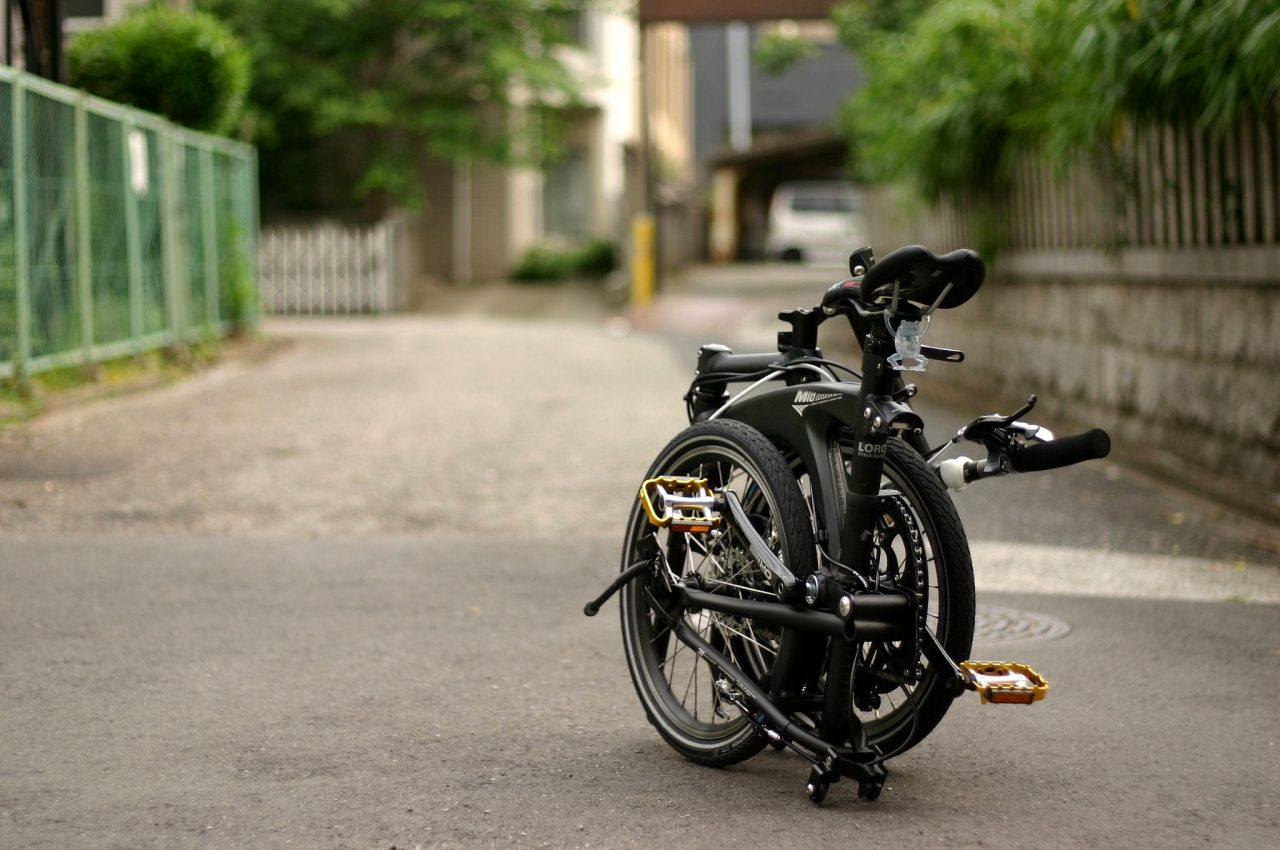 メーカーやモデルによって折り畳んだ時のサイズ感は様々。折りたたみの機構の違いを楽しめるようになったら立派な折りたたみ自転車マニアです。photo：神楽坂つむり