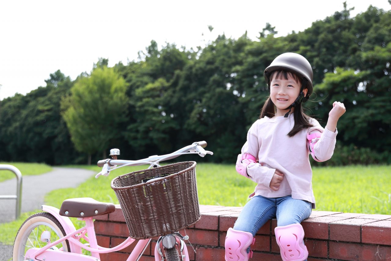自転車に乗るときは必ずヘルメットをかぶり、必要に応じてサポーターなどを準備しよう