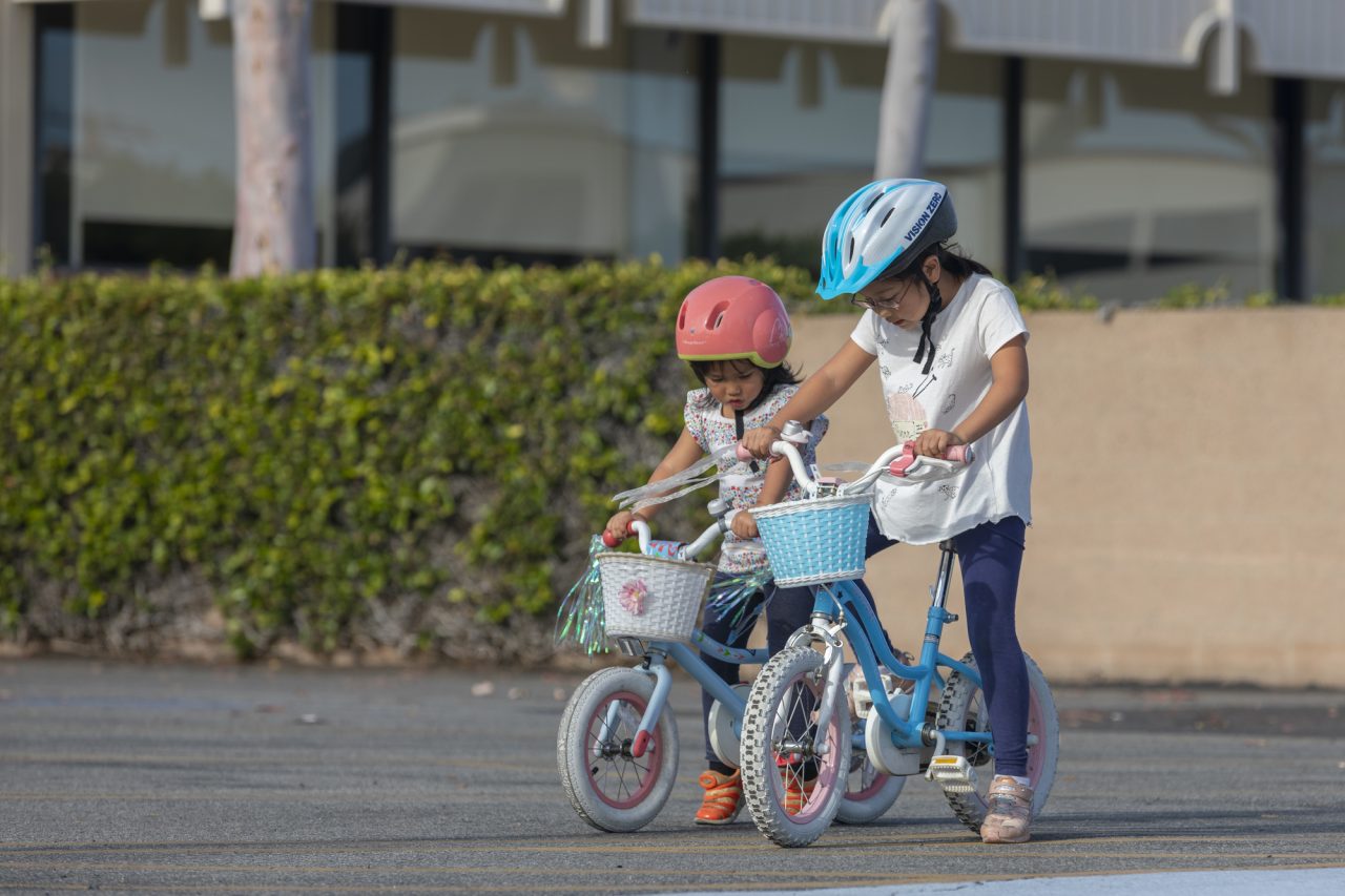 自転車に乗る子供