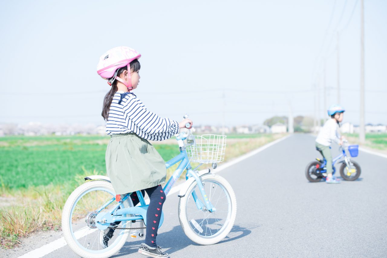自転車に乗る子供