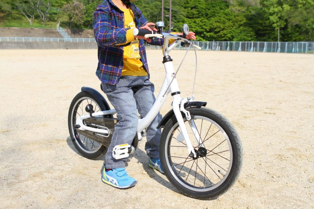 サドルにまたがったとき、両足がしっかり地面につく高さ