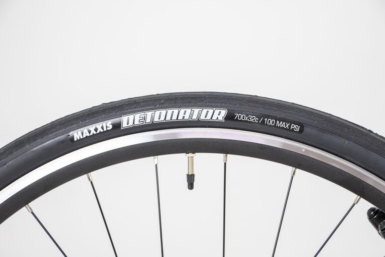 太めの32CながらしなやかなMAXXIS DETONATORタイヤ