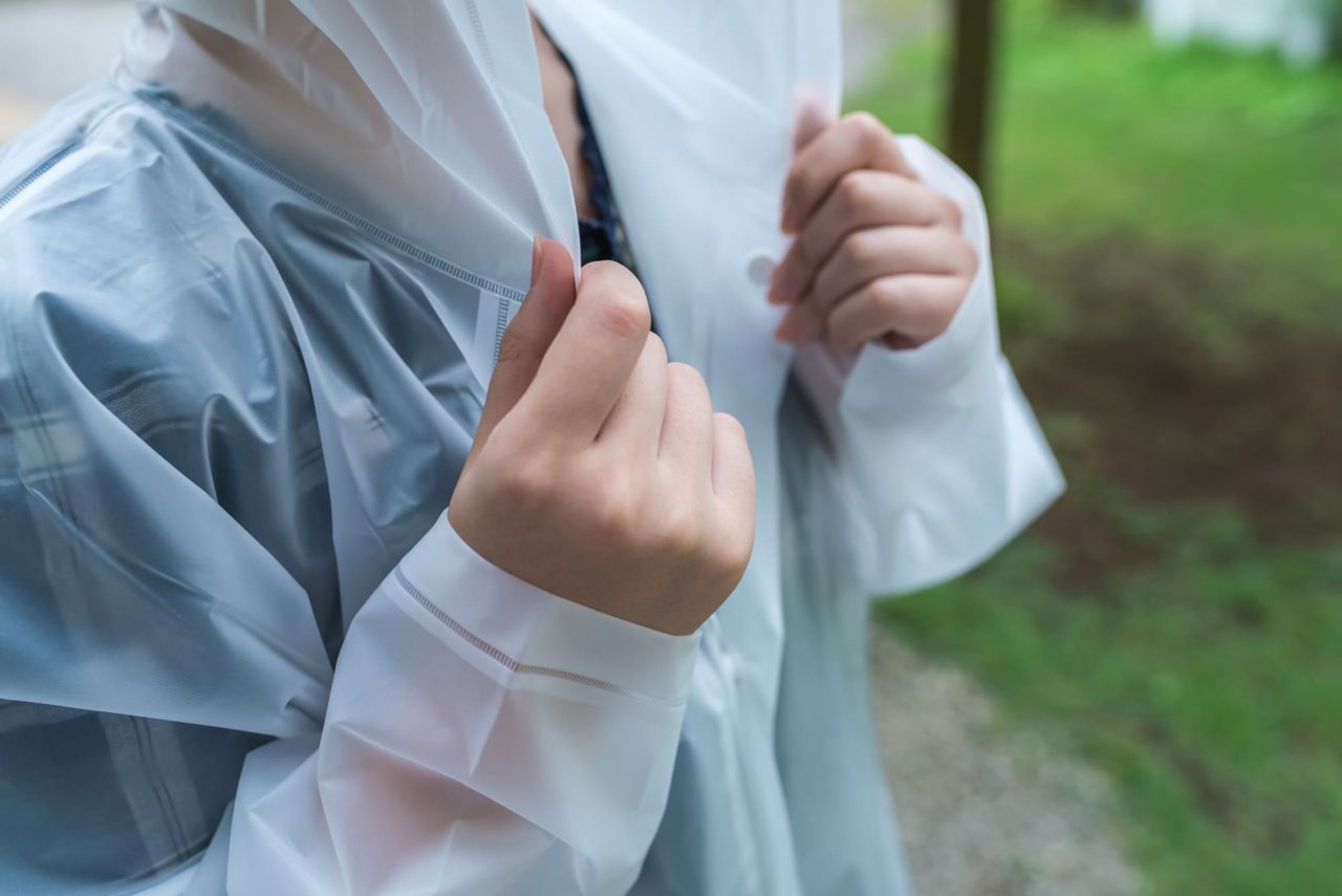 フードの深さ、調節できる紐が付いているかどうかもチェックポイント