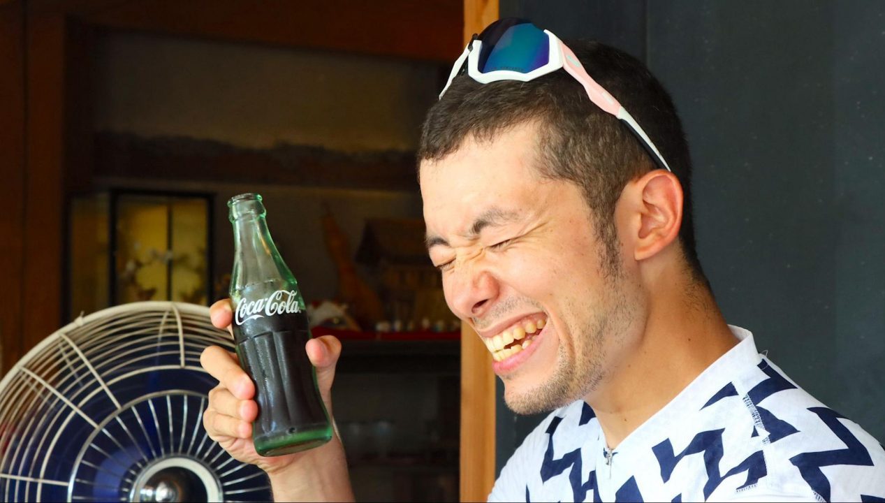田原屋菓子店でコーラを飲む