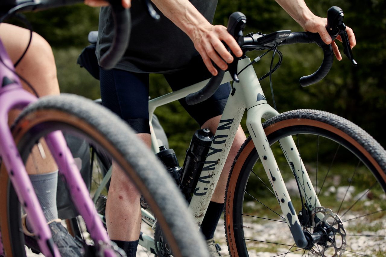 Photo 3 Grizl CFと同じ、Grizl ALのフルカーボンフォーク。魅力的なアートワークが施されています。Copyright: Canyon Bicycles GmbH // Marco Freudenreich