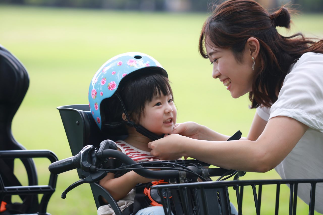 子供を自転車に乗せるときはヘルメットをかぶらせる必要がある