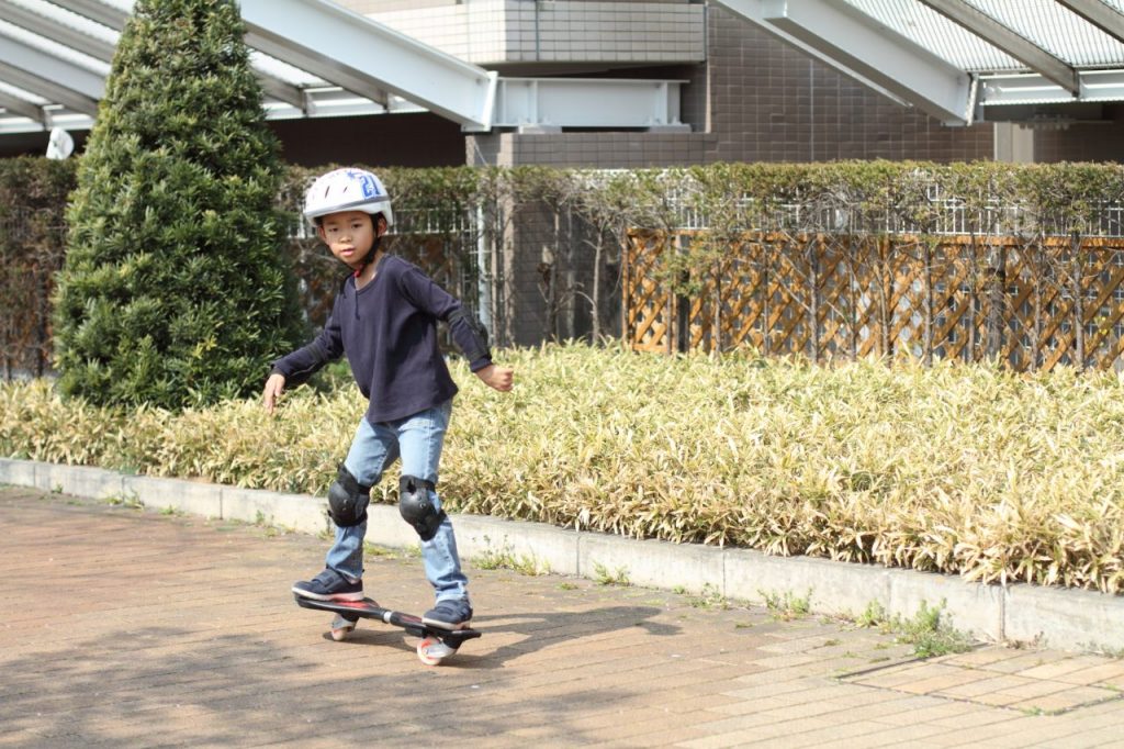 上半身と下半身をひねりながら前に進む「ツイスト乗り」