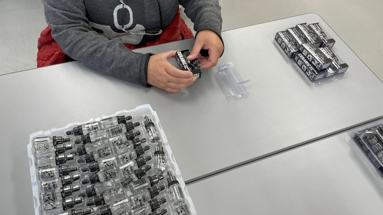 ※ベアリングオイルの箱詰め作業の様子