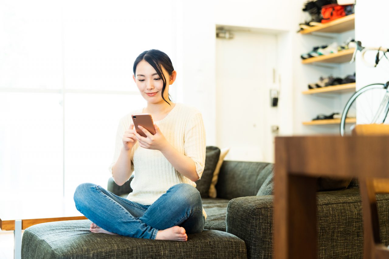ネット検索する女性