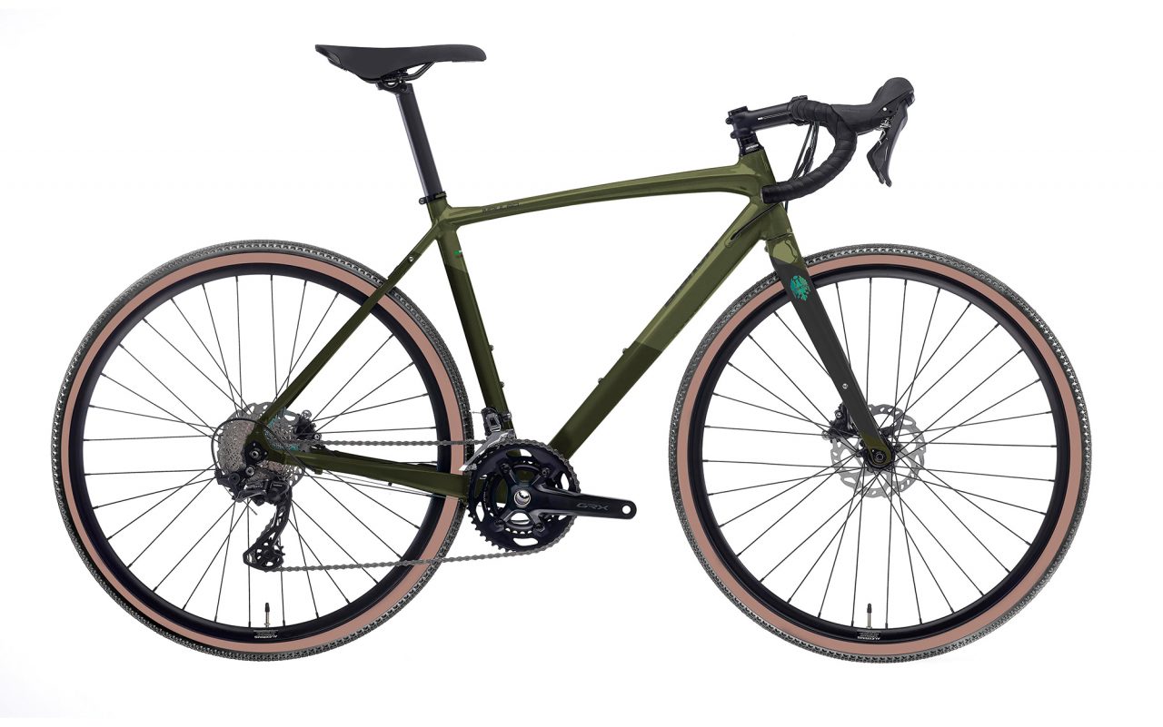 アースカラーでまとまった「Green Forest/Dark Green」はグラベルシーンで完璧になじむ
