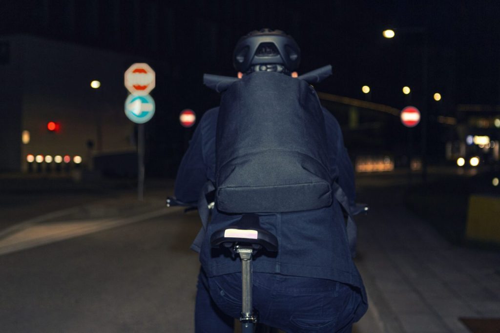 自動車のライトをしっかり反射し夜のライドも安心