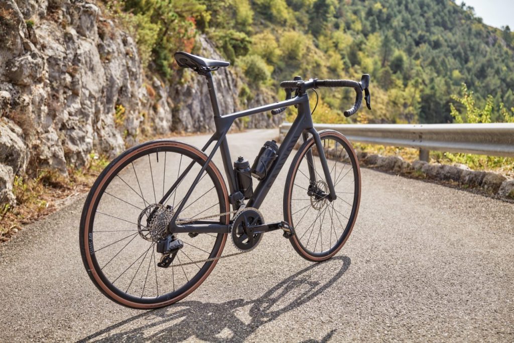 エンデュレースCFは、キャニオンの最新カーボンディスクロードバイクのエントリーモデル。 Copyright: Canyon Bicycles / Tino Pohlmann