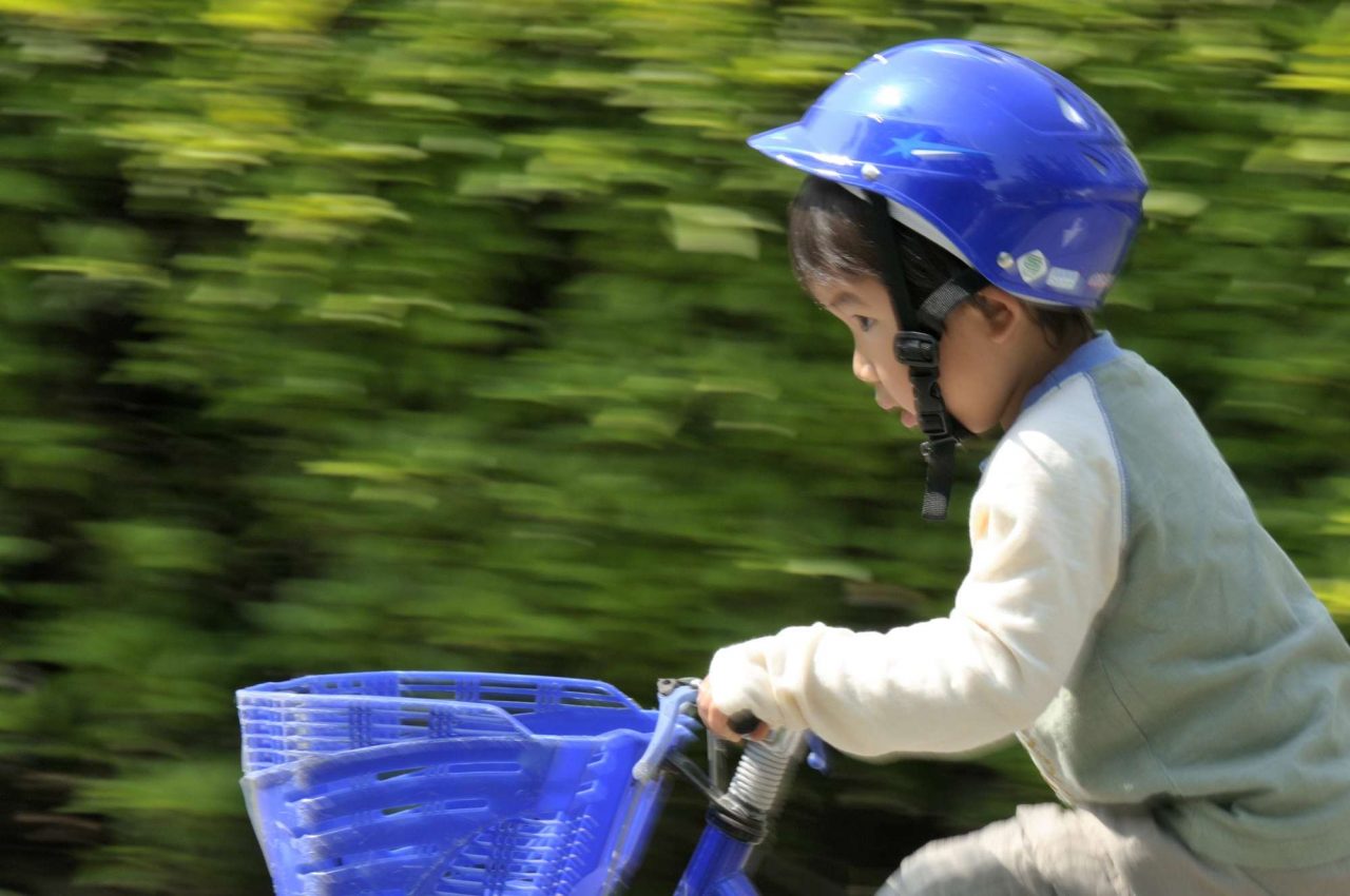 自転車に乗る男の子