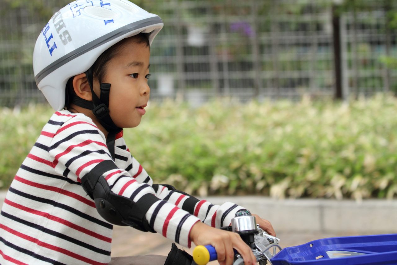 自転車に乗る男の子