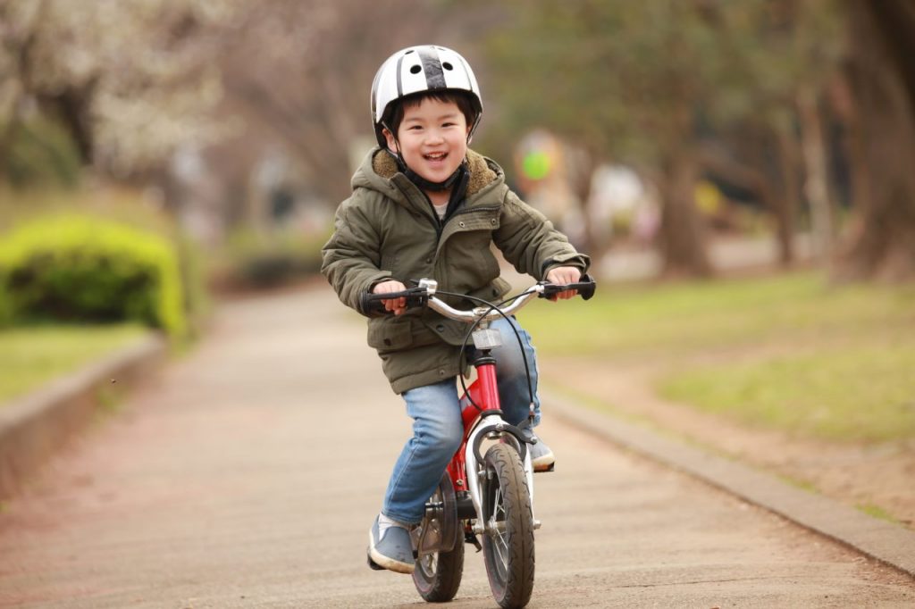 自転車に乗る男の子