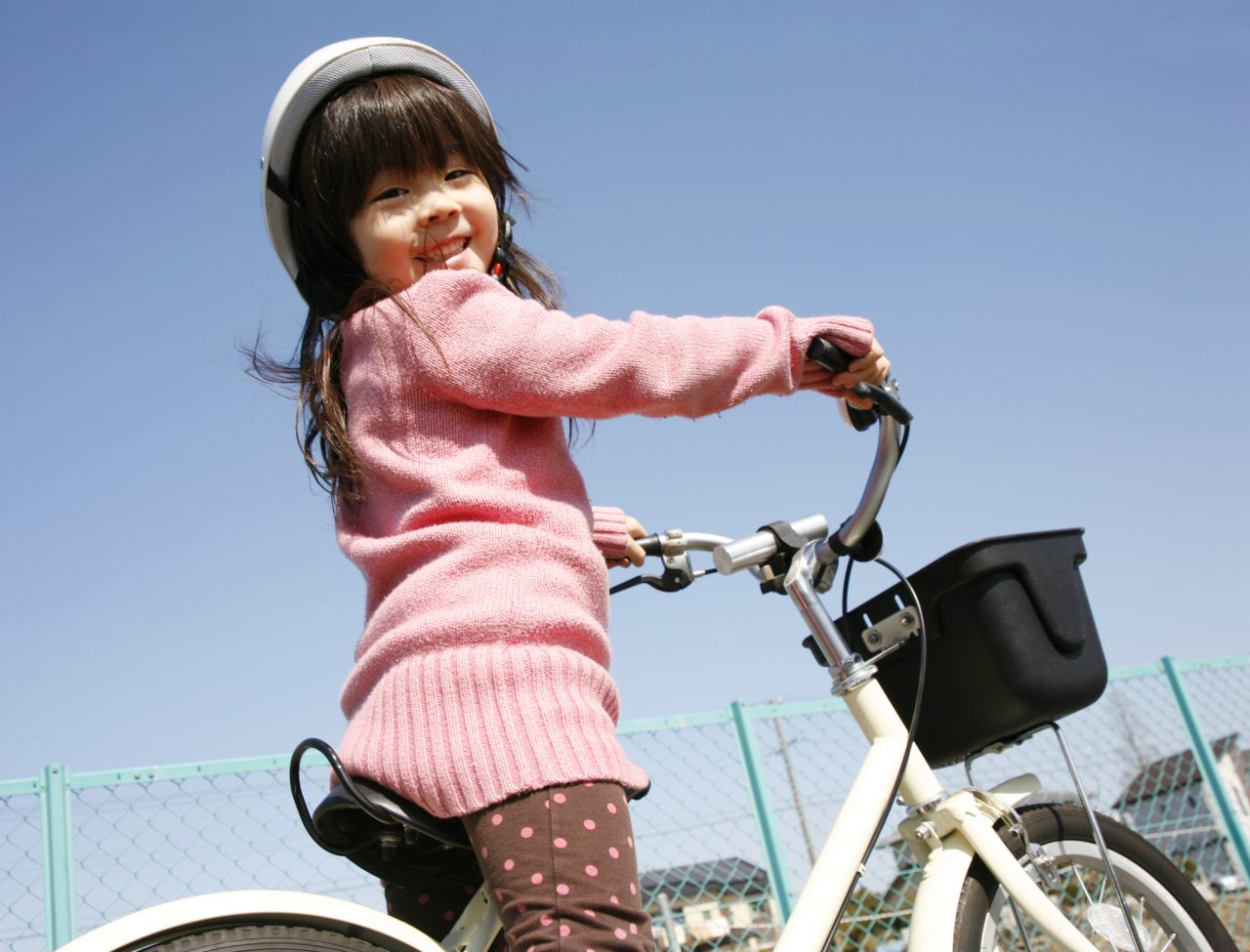 自転車に乗る女の子