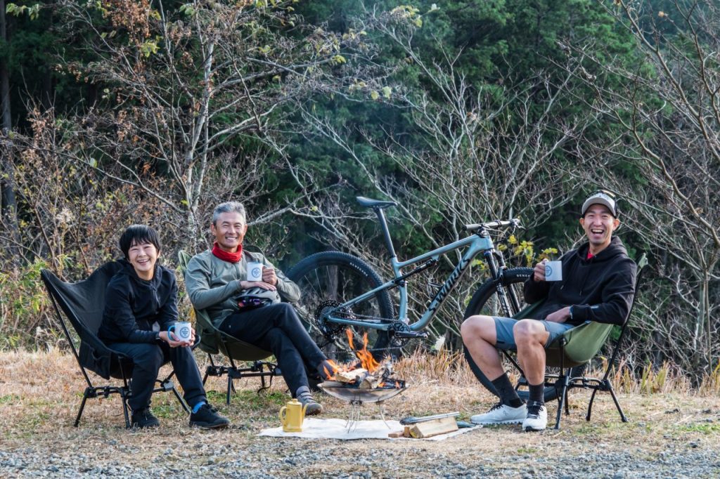 山本氏（写真右）と同じく選手出身で長年スペシャライズドのアドバイザーを務める竹谷賢二氏（写真中央）、リオ五輪に出場し現在スペシャライズド社員の小田島梨絵（写真左）