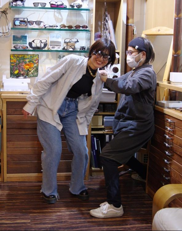 大きくバランスを崩すゆかりさん。白系のレンズは合わなかった様子......