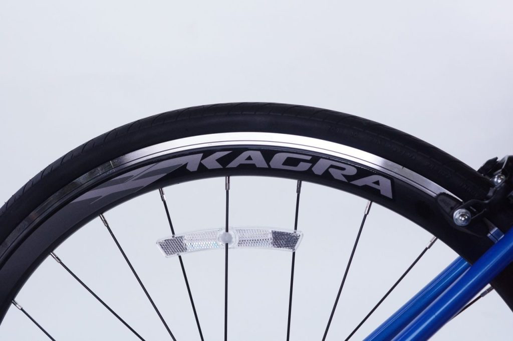 ＫＡＧＲＡのロゴ入りの存在感のあるディープリムホイール