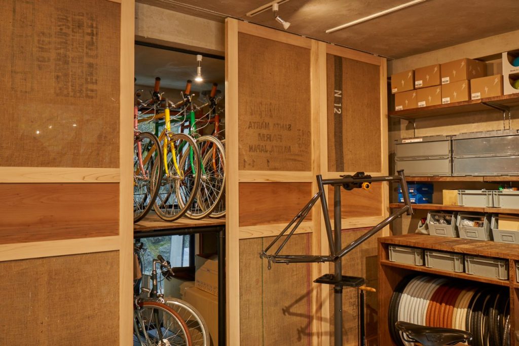 コーヒーの麻袋を使用した建具