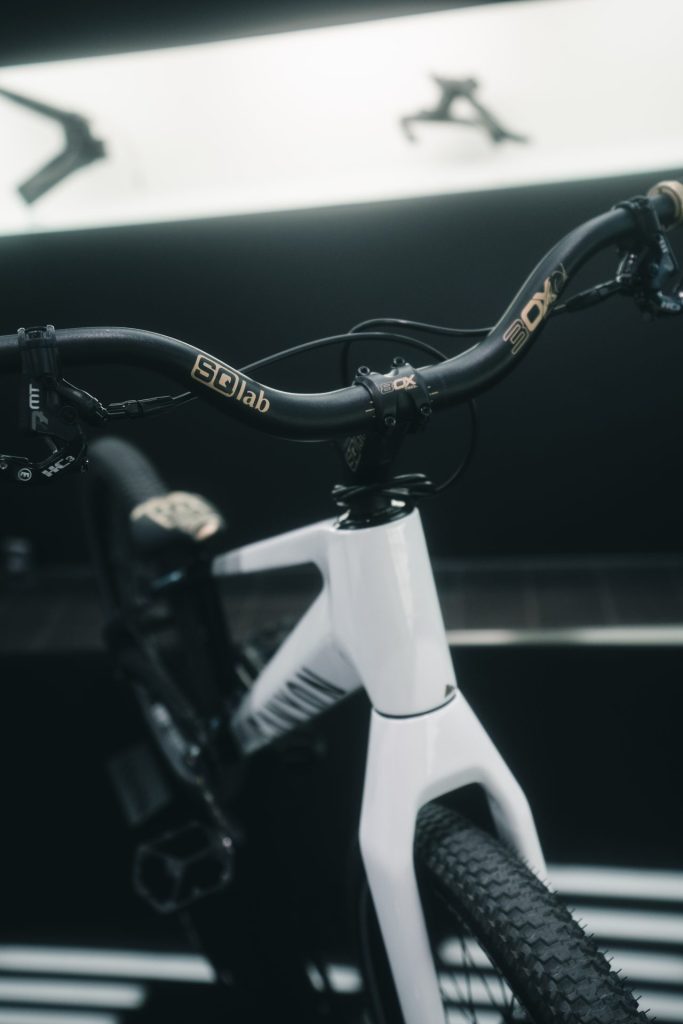 SQ Labのコクピット、DT Swiss TR1700ホイール、Magura MT7ブレーキなど、最上級の装備。スティッチCFRトライアルは、箱から出してすぐに乗り出せるスペックだ。Copyright: Canyon Bicycles