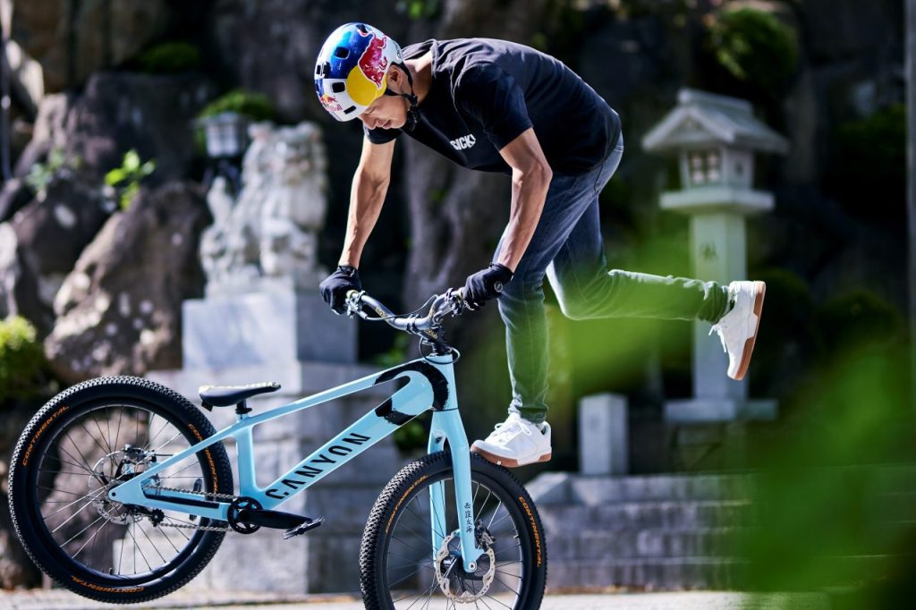 西窪友海シグネチャーデザインの「Canyon スティッチ CFR トライアル」。Copyright: Naoki Morita / Canyon Bicycles