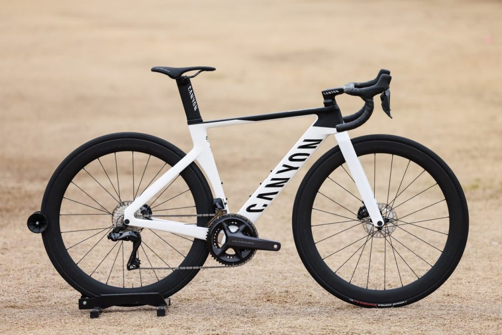 エアロード CF SLX(2022モデル、新型アルテグラDi2搭載。ホイール・タイヤは実際の仕様と異なる):2XS, XS, S, Mサイズ <写真はXSサイズ>
