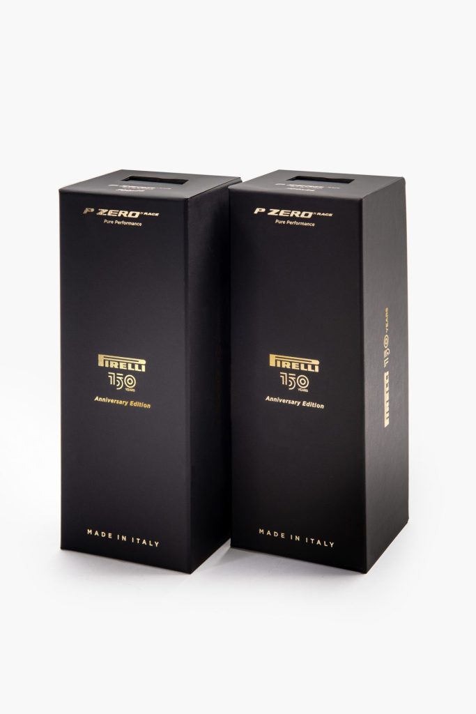 P ZERO™ Race 150th Anniversary Edition」：定評あるP ZERO™ Race クリンチャーの性能はそのままに、ゴールドのアニバーサリーロゴがプリントされたスペシャルなレーシングタイヤ。プレステージボックスには700x26Cが2本セットされている。