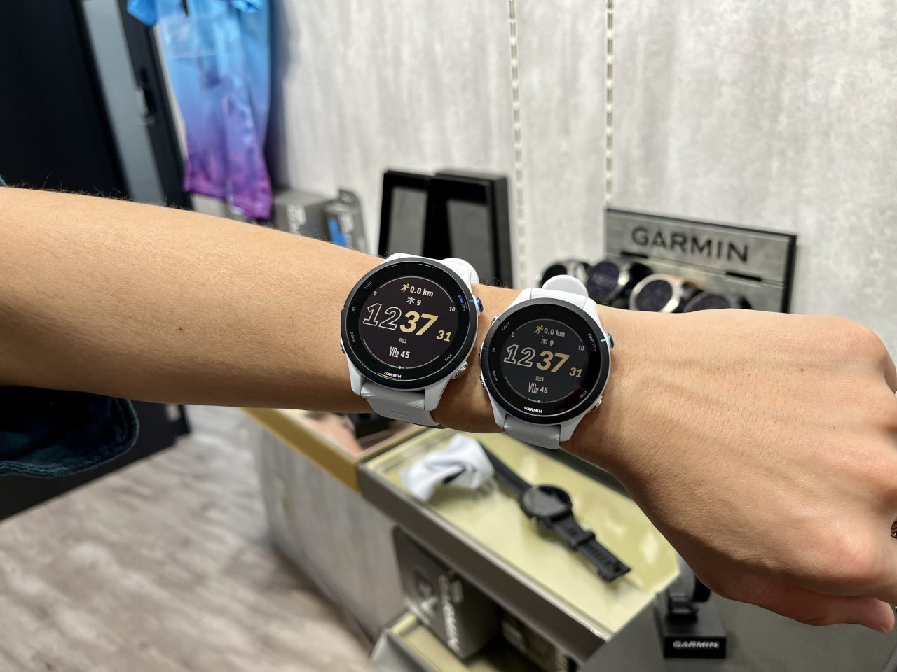 左がForerunner 255、右がForerunner 255S。ディスプレイの大きさが異なるのが分かる。