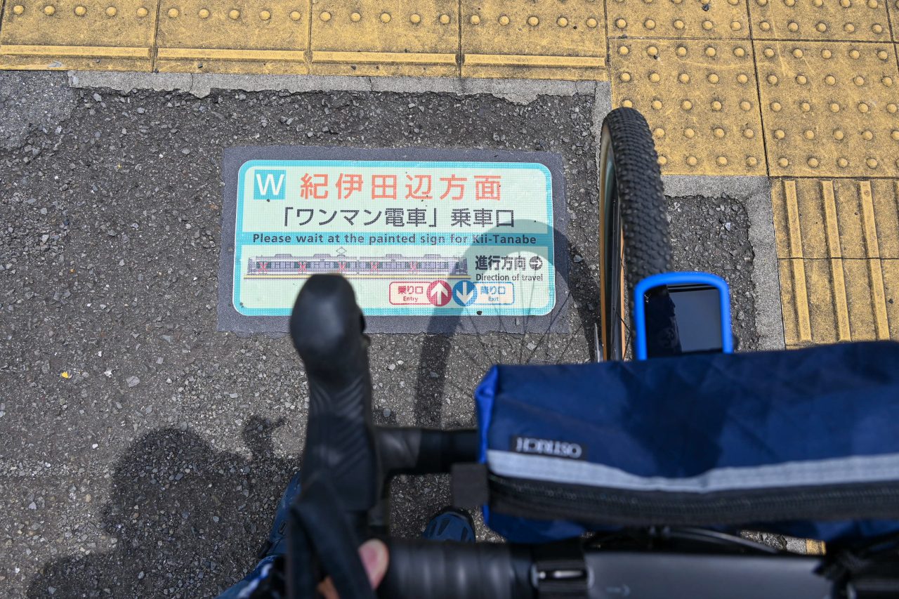 足元に描かれたサイクルトレインの待機場所