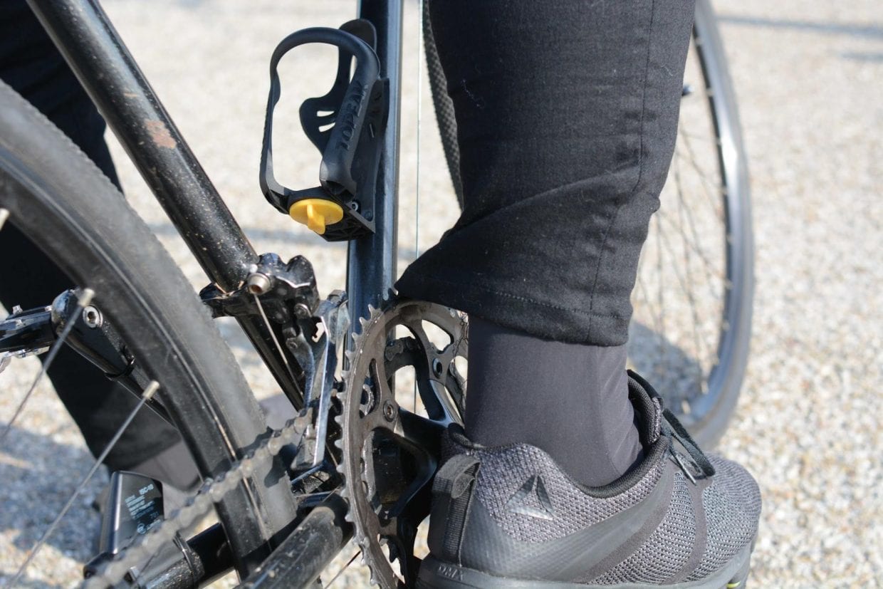 すそがチェーンにひっかかる!服にもバイクにもよくないし、何より危険