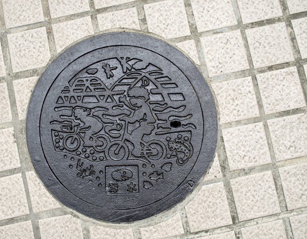 マンホールのフタやタイルは濡れると特にタイヤが滑りやすい
