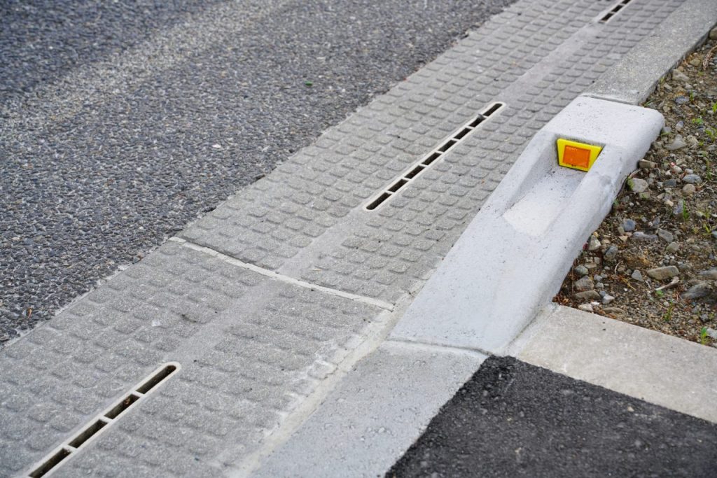 歩道と車道の間にある段差に注意