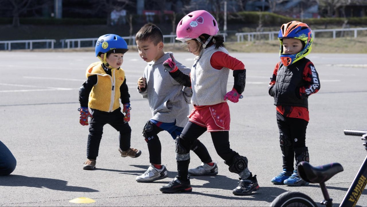 ストライダーの練習をする子供たち