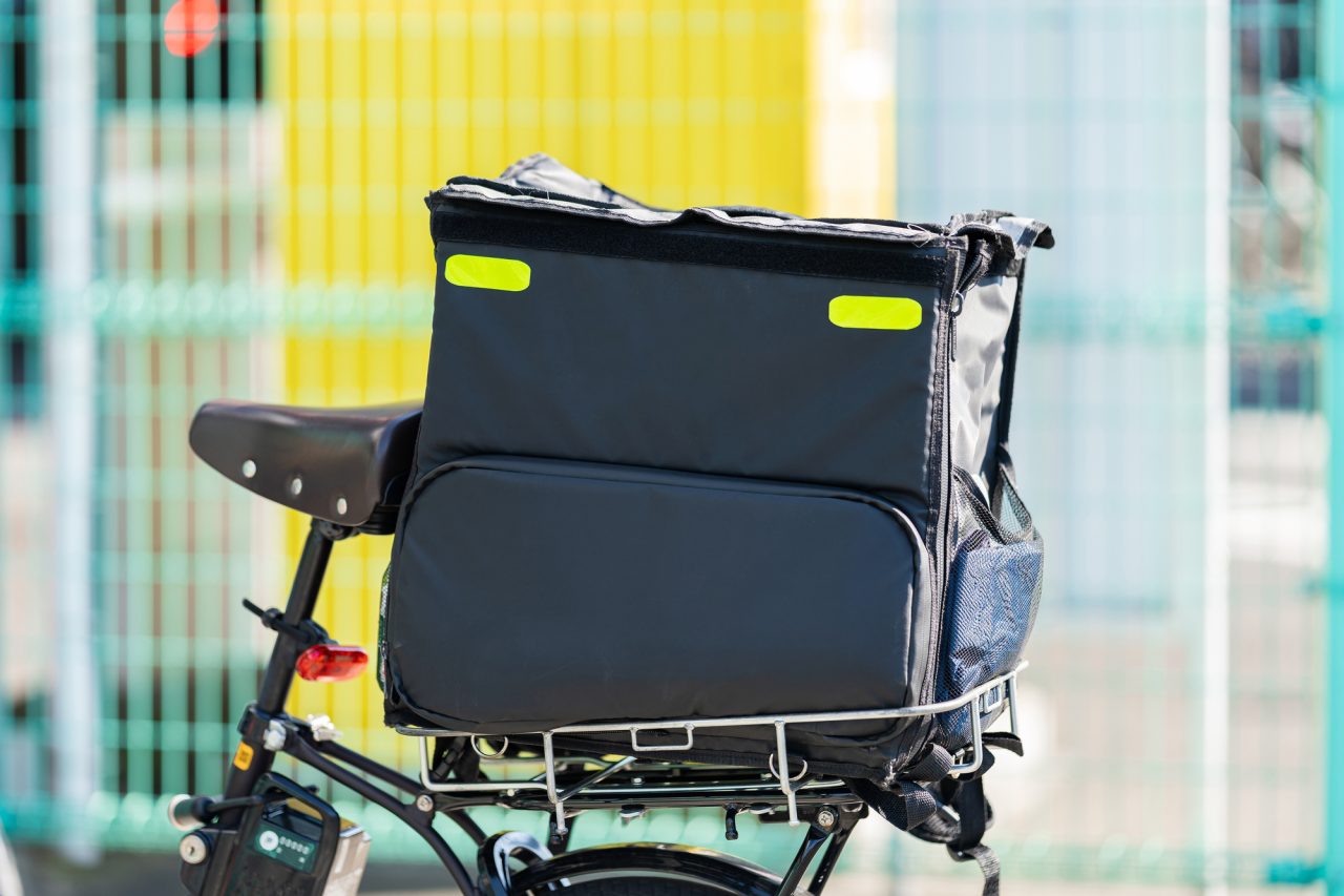 ウーバーイーツ×自転車に必須アイテムは?