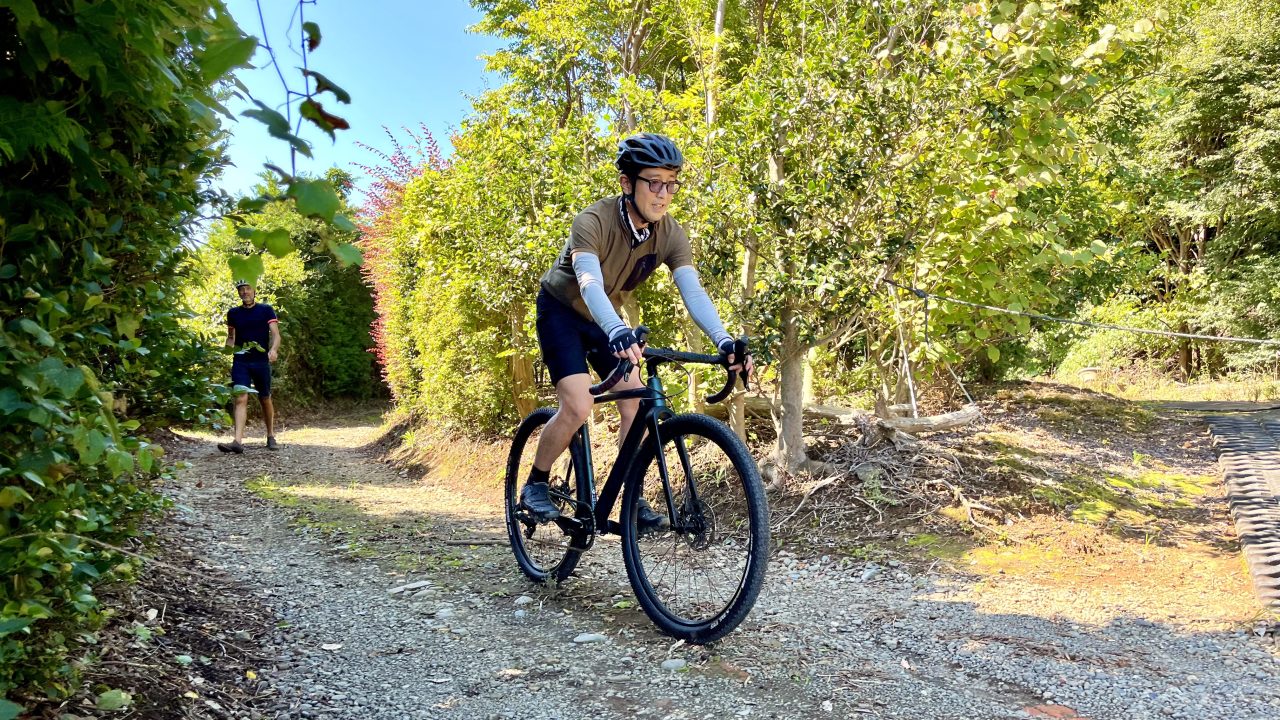 グラベルを走るBicycle Club副編集長の西山さん