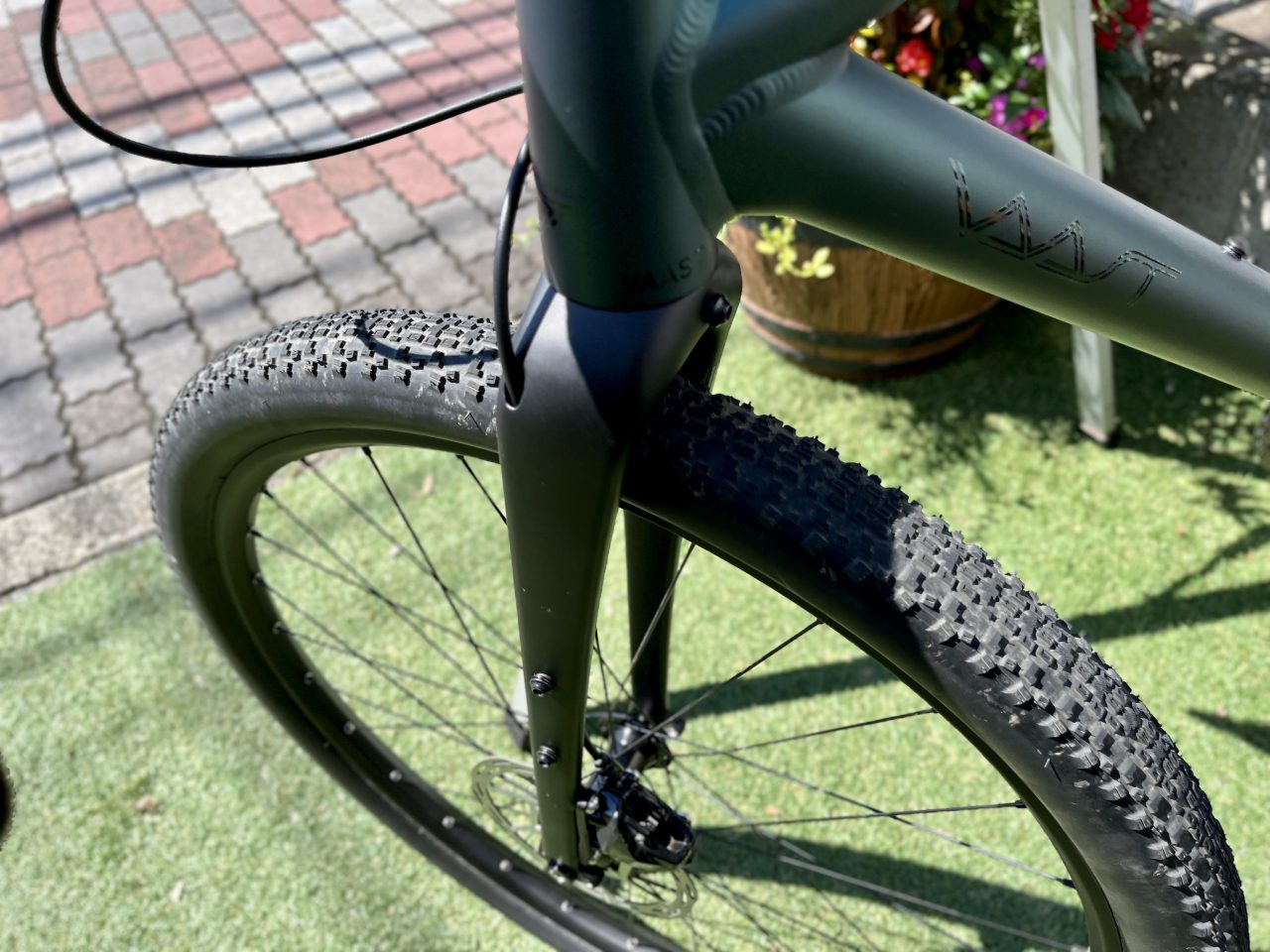 太めのグラベルタイヤで試乗。ロードバイクと比べてしまうと、どうしても登りが重く感じてしまう。