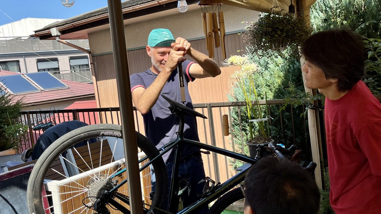 バイク重量を測る舞氣さん。