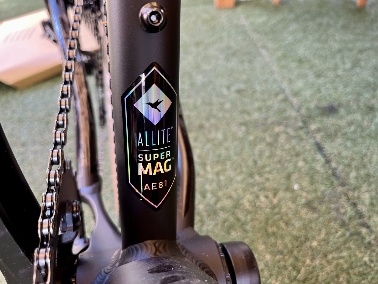 フレーム素材はAllite スーパーマグネシウム。100%リサイクル可能だ。