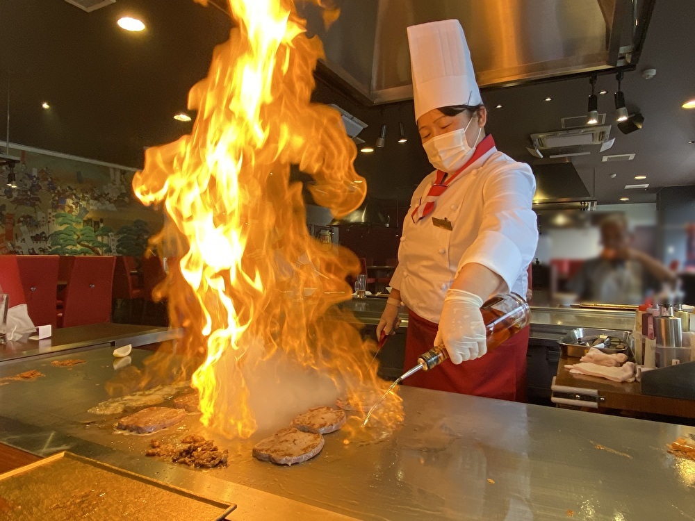 三大和牛の一つである近江牛を、ステーキをはじめ様々な料理で味わうことができる