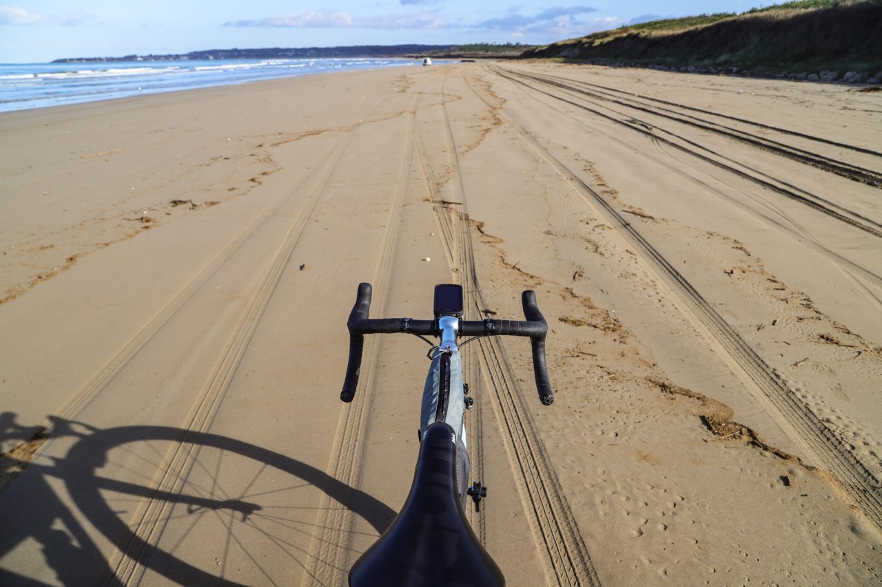 世界的にも珍しい車やバイク、自転車でも走ることができる全長8kmの「砂浜」