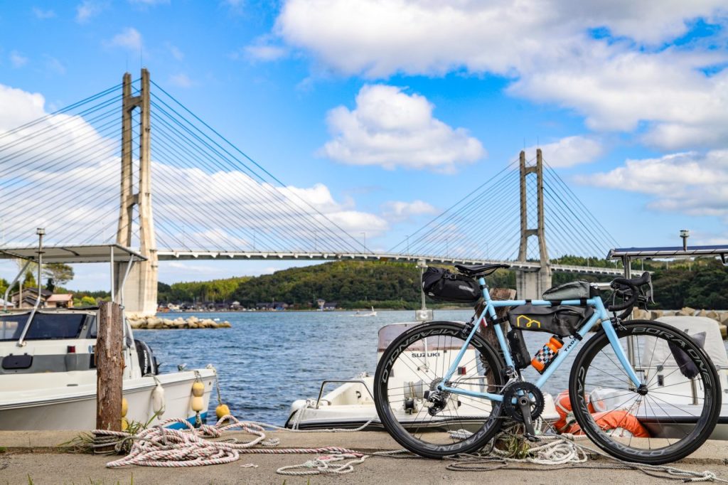 ツインブリッジのと。2本の橋脚が美しい島と本土を繋ぐ交通の要です