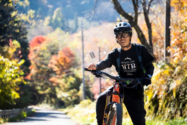 弭間亮さん