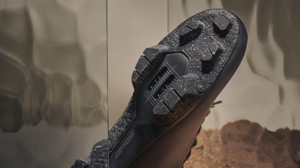 スピードを追求するS-Works Reconと、紐靴タイプのRecon ADV
