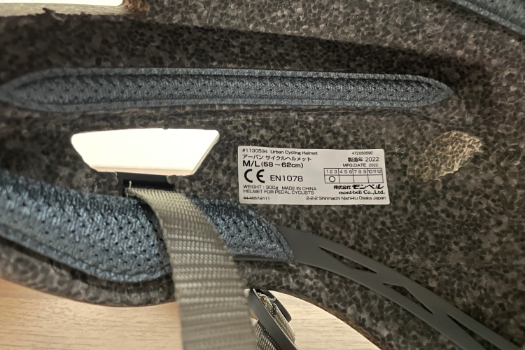 ヘルメットの内側側面にはられたCEマーク