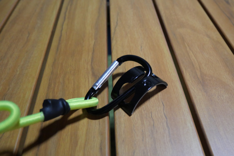 ダイナミックアタッチメントを採用したカラビナ。バッグに穴を空けずに接続できる