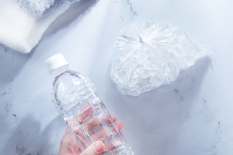 氷や冷たいペットボトルなどで体を外側から冷やす
