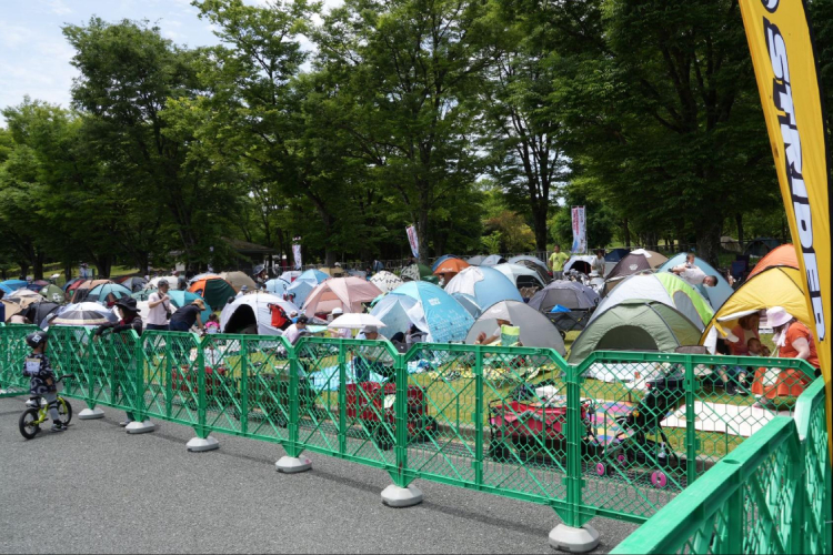 休憩エリアはテントでいっぱい